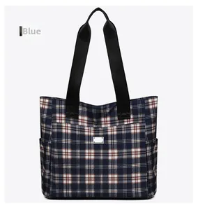Détails du grand sac cabas à carreaux bleus et blancs avec poche avant et anses noires