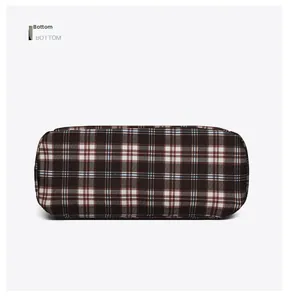 Vue détaillée du fond du sac cabas à carreaux de style anglais avec coutures précises