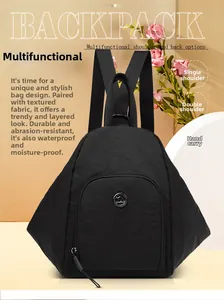 Détail du sac à dos en nylon imperméable avec logo kangourou et sangles de transport polyvalentes