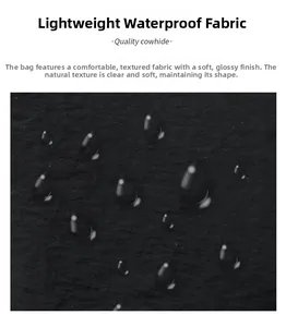 Vue macro d'un tissu en cuir de vachette noir imperméable avec grain naturel et gouttes d'eau