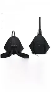 Vues détaillées du sac à dos noir multifonction avec boucles métalliques réglables et sangle