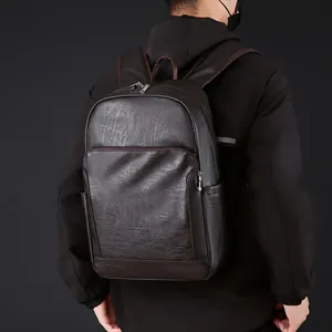 Modèle portant un sac à dos professionnel en cuir marron foncé vintage grande capacité