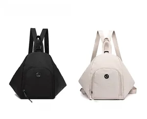 Vue double de sacs à dos multifonctions noir et gris avec logo métallique détaillé