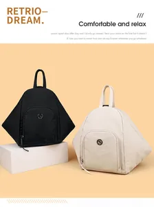 Vue détaillée des sacs à dos de voyage en nylon noir et beige sous lumière douce