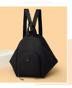 Vue détaillée du sac à dos en nylon noir imperméable avec un design géométrique moderne
