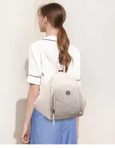 Sac à dos en nylon beige imperméable avec bretelles réglables porté par un mannequin