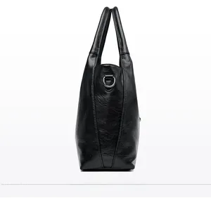 Vue latérale du sac cabas en cuir noir montrant l'anneau en D et la texture fine