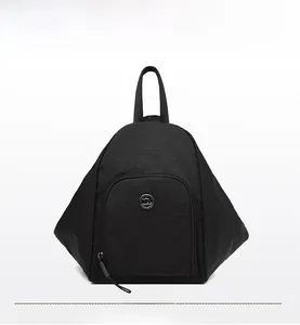 Vue détaillée du sac à dos noir en nylon avec logo kangourou et poche frontale zippée