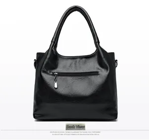 Vue détaillée du dos du sac fourre-tout noir en cuir avec une poche zippée