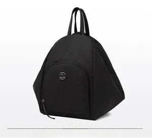Vue latérale avant d'un grand sac à dos de voyage multifonction en nylon noir avec logo