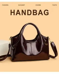 Detail der weinroten Lackleder-Handtasche mit glänzender Oberfläche und Goldbeschlägen