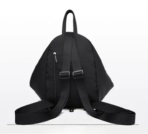 Vue arrière du sac à dos en nylon noir avec bretelles réglables et poche zippée pratique
