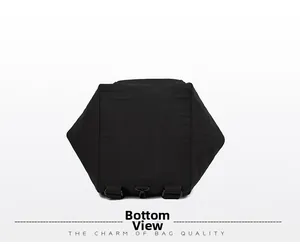 Détail du fond en nylon durable et des coutures renforcées sur le sac à dos noir de voyage