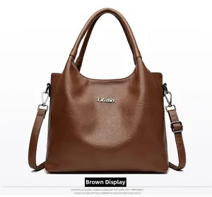 Détail du sac cabas en cuir jaune foncé avec logo Yifulin argenté et bandoulière