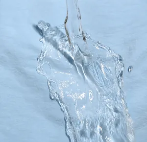 Détail du tissu imperméable avec gouttes hydrophobes et intérieur rembourré
