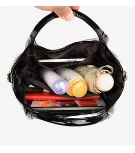 Innenansicht der schwarzen Lackleder-Tasche mit großem Fach für Alltagsgegenstände