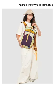 Détail d'un sac à dos de randonnée coloré avec panneaux violets et sangles oranges