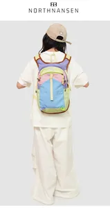 Sac à dos extérieur multicolore en lavande et vert porté par un modèle