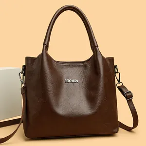 Grand sac cabas vintage en cuir marron foncé avec logo argenté et bandoulière