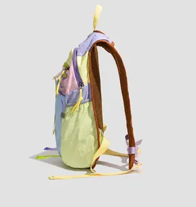 Vue latérale du sac à dos extérieur en nylon multicolore avec sangles jaunes réglables