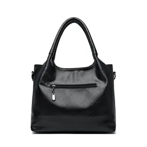 Sac fourre-tout classique en similicuir noir avec poche arrière zippée et détails argent