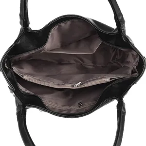 Vue intérieure du sac cabas en cuir noir vintage avec compartiments zippés et rangement