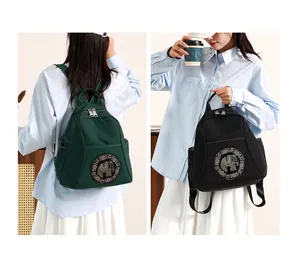 Detalle de la mochila de nailon impermeable con bordado de elefante en verde y negro
