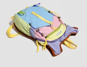 Détail du sac à dos extérieur multicolore avec tissu ripstop léger et cordon de serrage