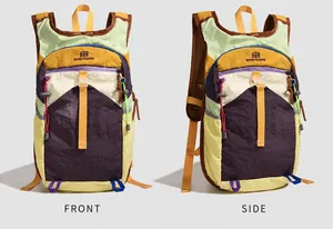 Détails macro du sac à dos en nylon montrant le cordon élastique et la sangle latérale