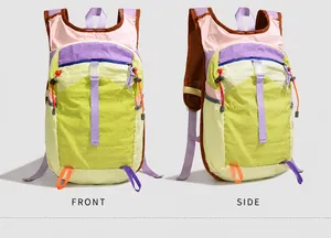 Vues de face et de côté du sac à dos de randonnée léger en violet et vert contrasté