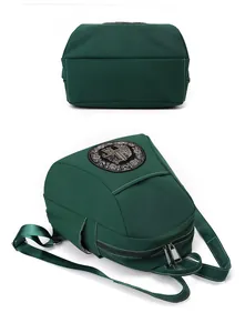 Detalle de elefante de lentejuelas y costuras blancas en mochila de nailon