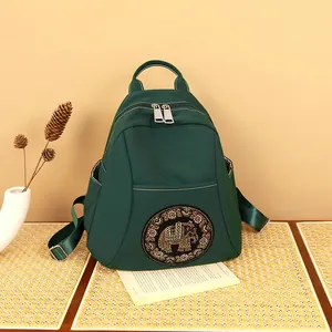 Mochila de nailon impermeable verde oscuro con un elegante diseño de elefante en strass
