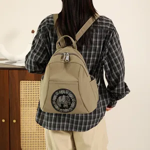 Mochila de nailon caqui impermeable con parche de elefante y cremallera metálica