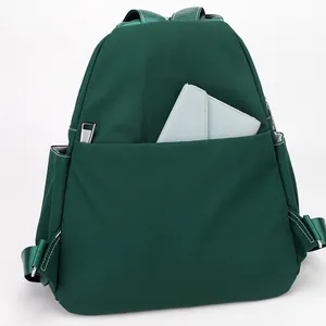 Mochila de nailon verde oscuro impermeable con amplio bolsillo frontal y estilo moderno