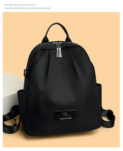 Gros plan du sac à dos plissé noir avec logo kangourou et doubles fermetures éclair argentées