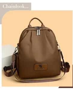 Détail du sac à dos multifonction marron foncé avec logo en métal et bandoulière amovible