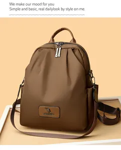 Vue détaillée d'un sac à dos en nylon marron avec logo en cuir et zip métallique