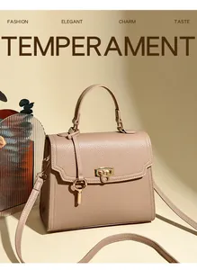 Detailaufnahme der beigen Lederhandtasche mit feiner Narbung und goldenem Metallschloss