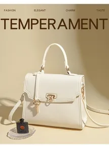 Detailansicht der weißen Lychee-Lederstruktur und goldener Drehverschluss der Kelly Tasche