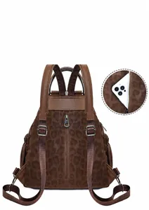 Detail der versteckten Anti-Diebstahl-Reißverschlusstasche am Leoparden-Rucksack für Handys