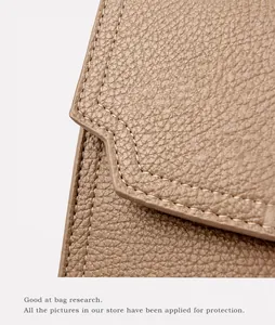Makrodetail der khakifarbenen Leder-Tasche mit Litschi-Maserung und Premium-Nähten