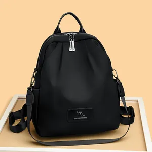 Sac à dos noir minimaliste en nylon plissé pour femme avec poches latérales utiles