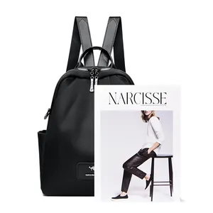 Sac à dos en nylon imperméable avec logo kangourou et poignées en cuir sur blanc