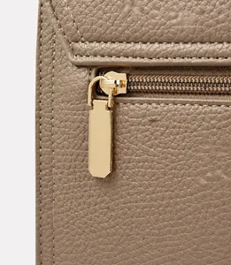 Detailaufnahme der Lederrückseite mit Litschi-Muster und hellgoldenen Reißverschlüssen