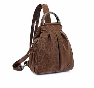 Detail von Leopard-Rucksack mit Metallgriff, Falten-Design und Blumen-Emblem-Logo