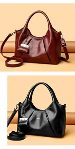 Dettagli della trama plissettata e mini borsa su borse in pelle rosso scuro e nero