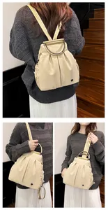 Detailansicht des beigen Rucksacks mit gerafftem Design und modischem Metallringgriff