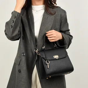 Elegante schwarze Handtasche aus Leder mit goldener Hardware für das Büro und Freizeit