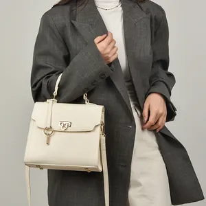 Schicke beige Kelly-Tasche aus Leder mit Goldschloss und Schultergurt für Damen