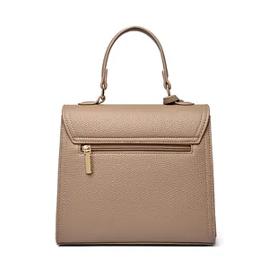 Elegante khakifarbene Handtasche aus Leder Rückansicht mit goldenem Reißverschlussfach